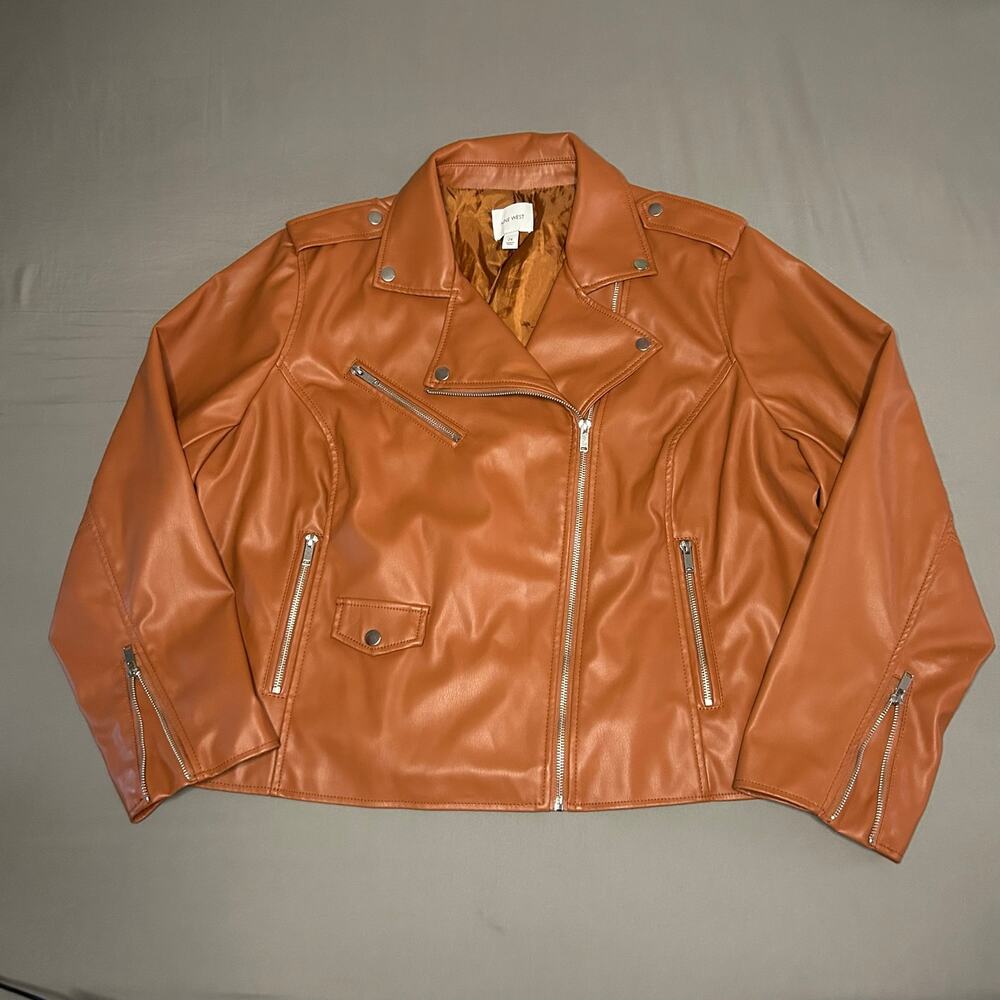 Nine West orange jacket size 2x
Pet friendly smoke and bug free